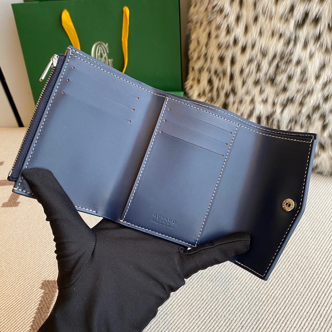 Navy goyard Saint-Gabriel wallet lightweight and compact