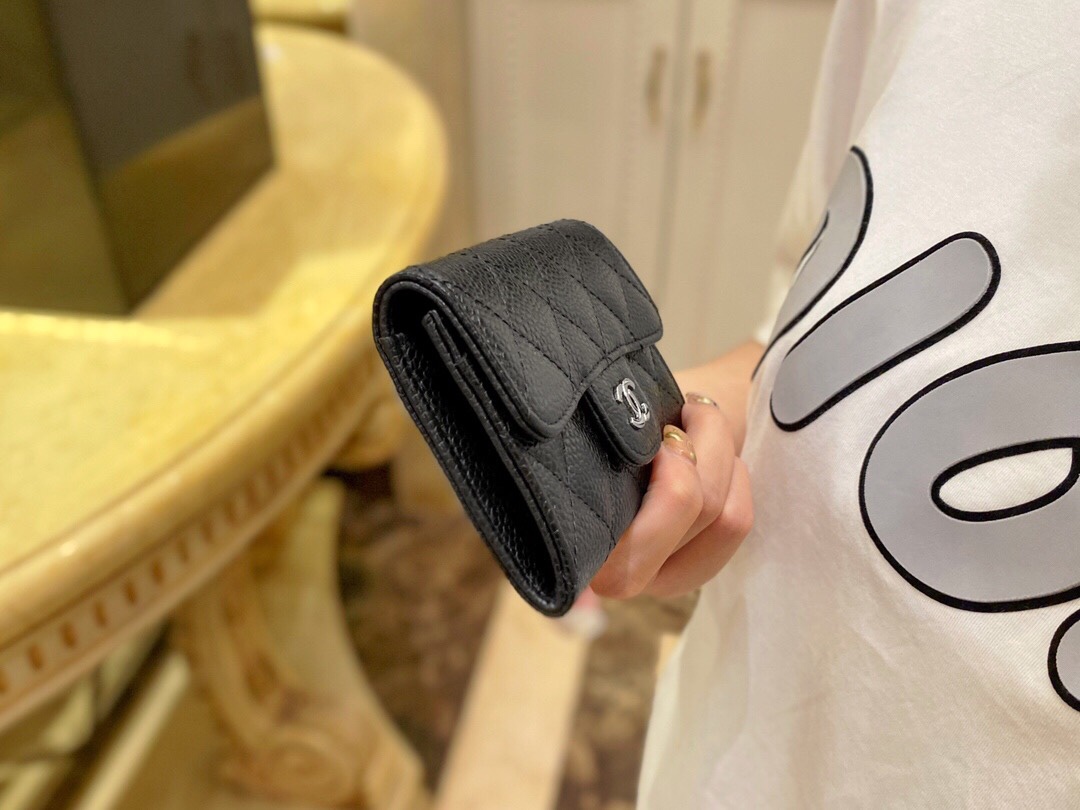 Chanel Clasic Flap classic card bag black silver using French imports of Hass origin calfskin