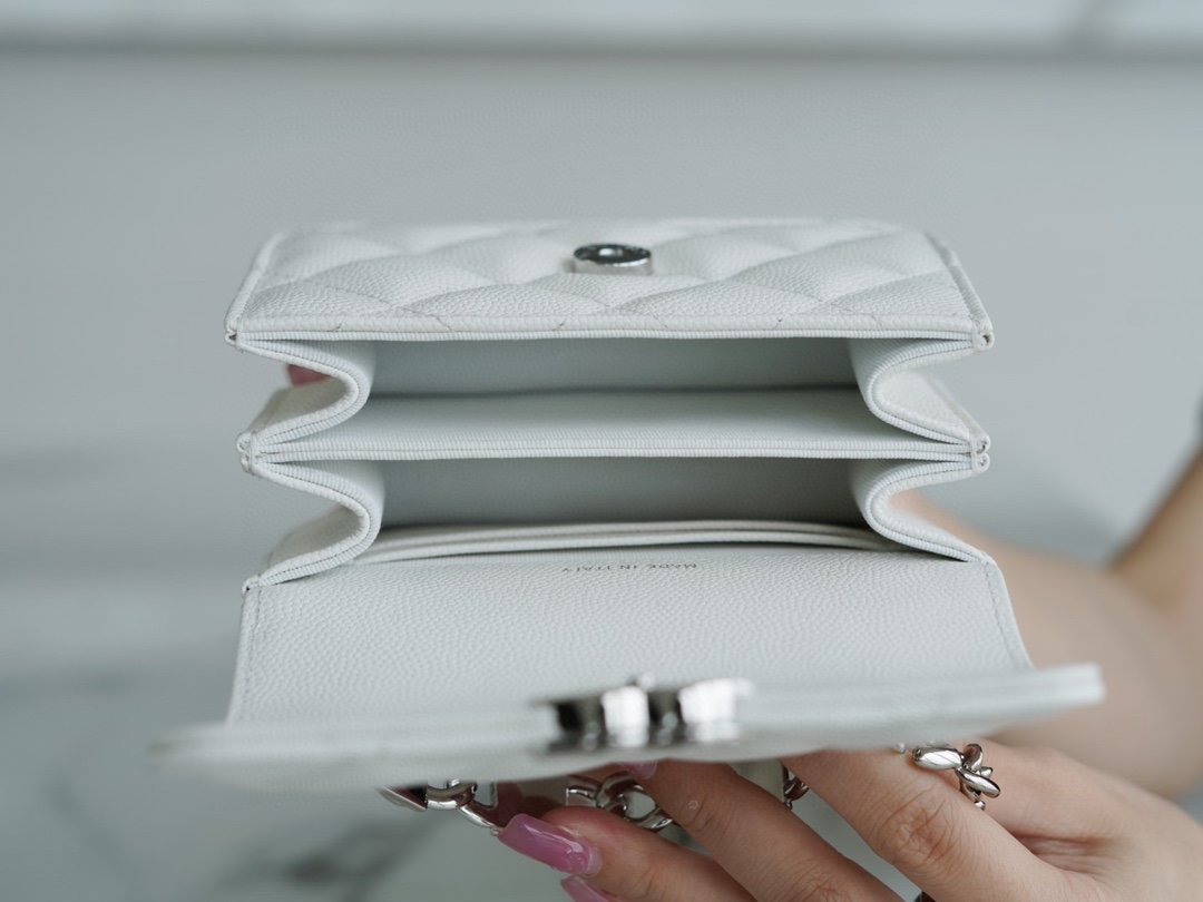 Chanel 22s enamel handle chain bag white silver buckle Using Italian origin Haas caviar calfskin
