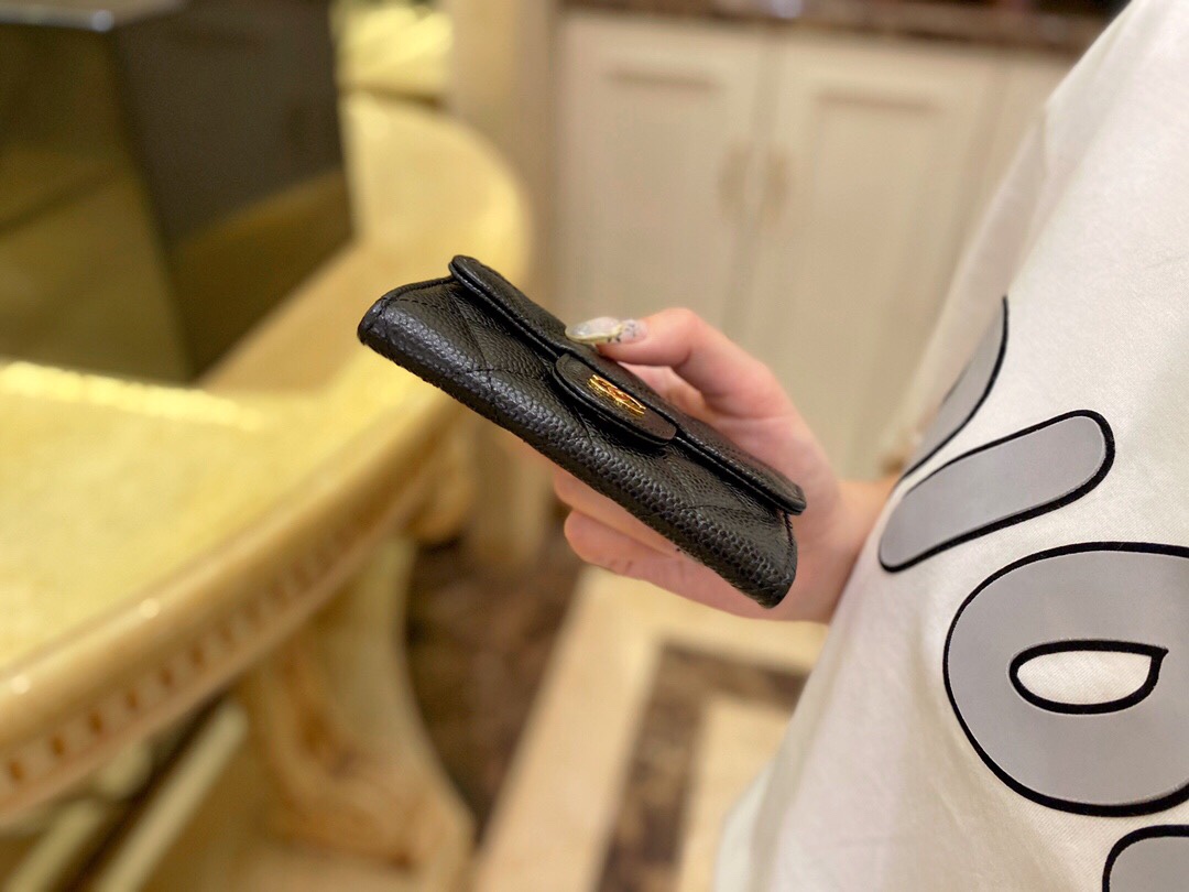 Chanel Clasic Flap classic card case black gold using French imports of Hass origin calfskin