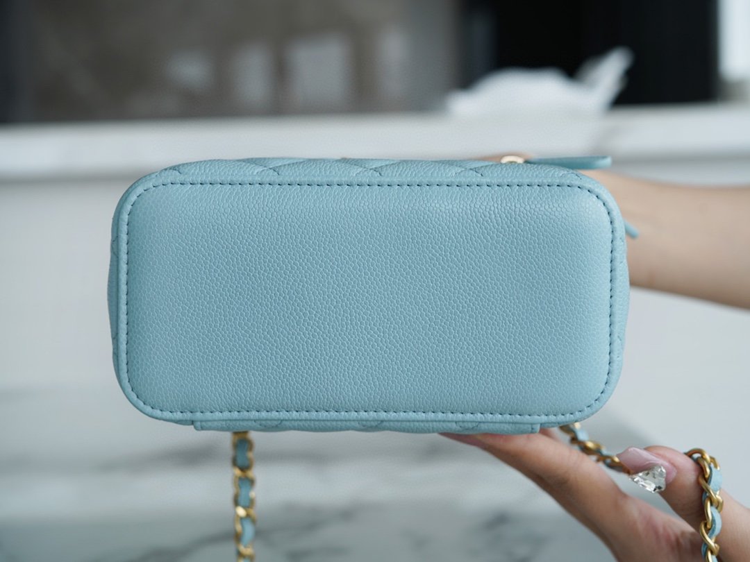 Chanel spring and summer hollow handle long box sky blue classic diamond and leather wear handheld