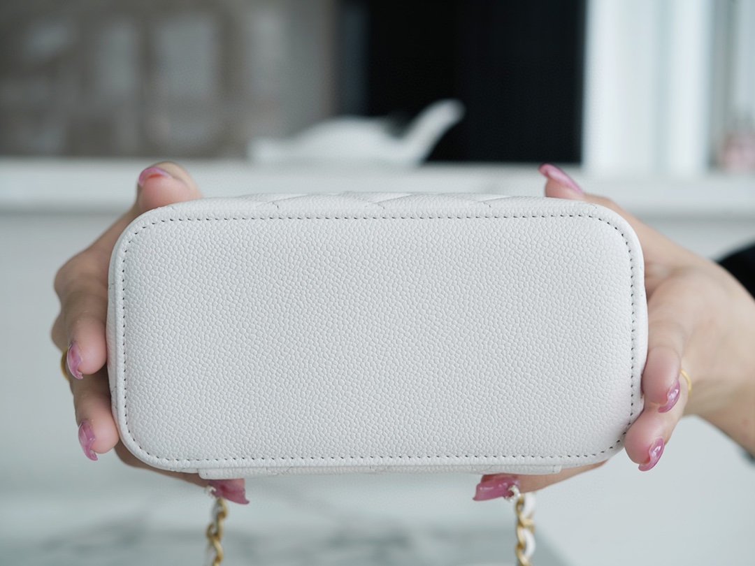 Chanel spring and summer hollow handle long box white classic rhombus