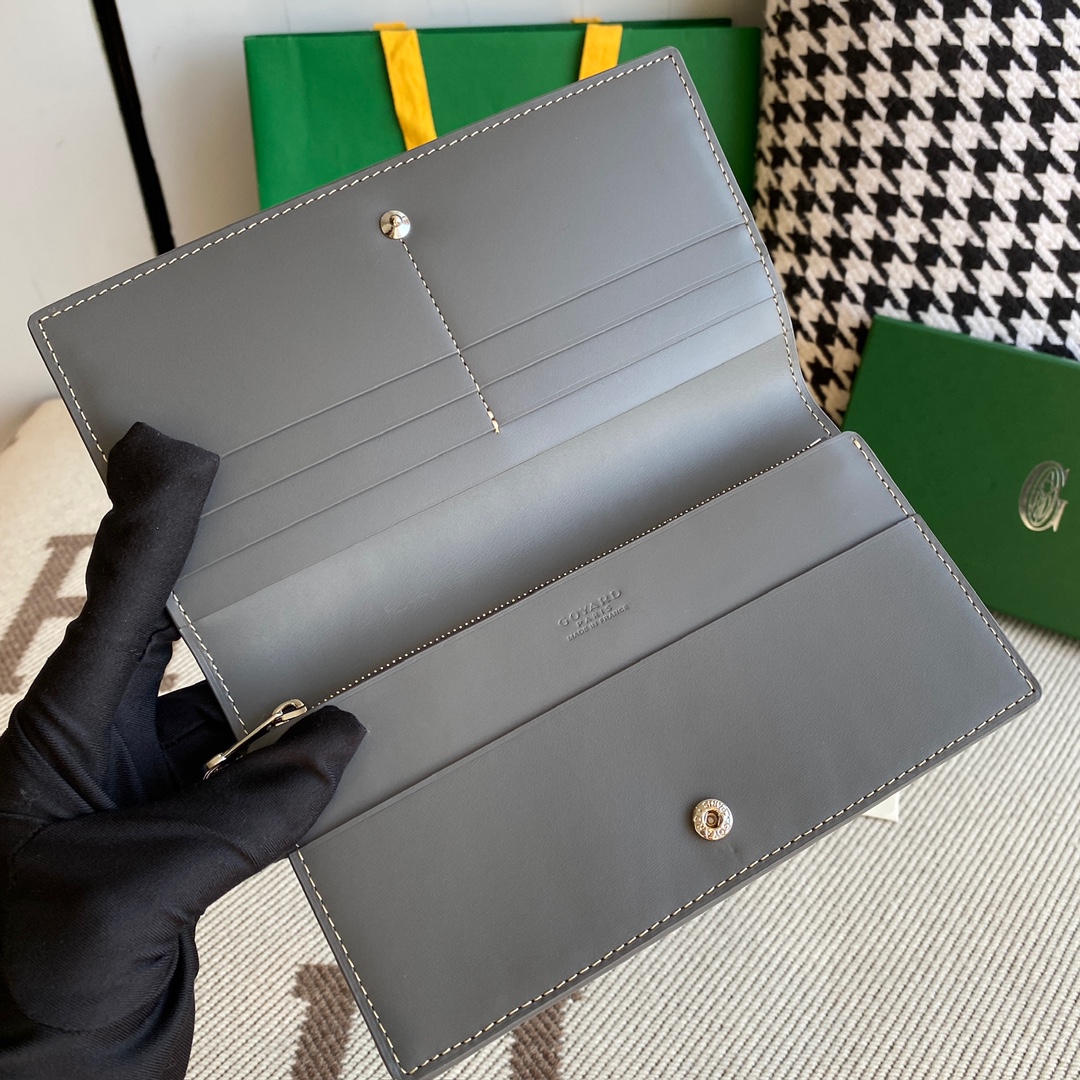 grey goyard Richelieu Wallet a long wallet that fastens with a snap fastener