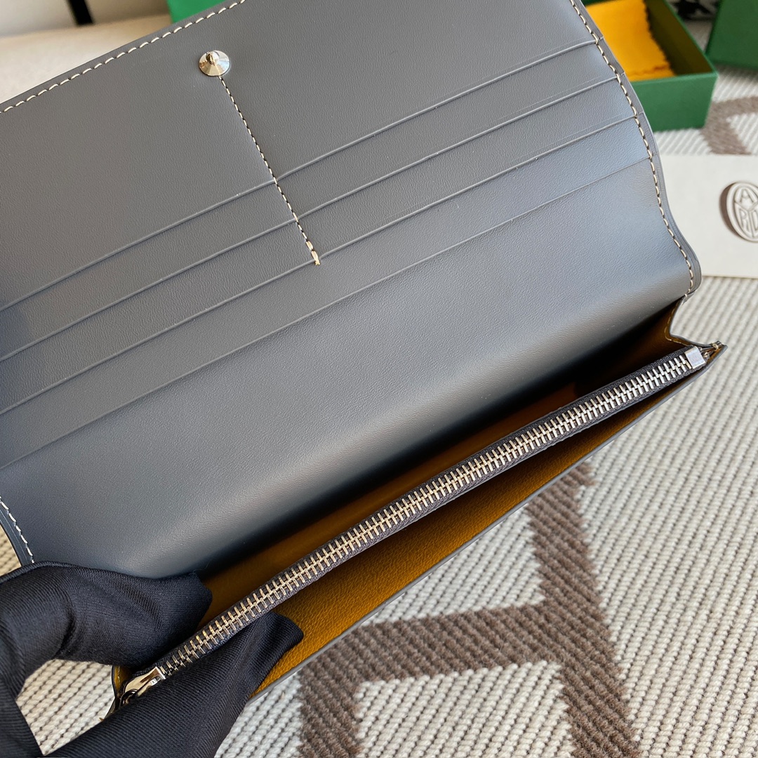 grey goyard Richelieu Wallet a long wallet that fastens with a snap fastener