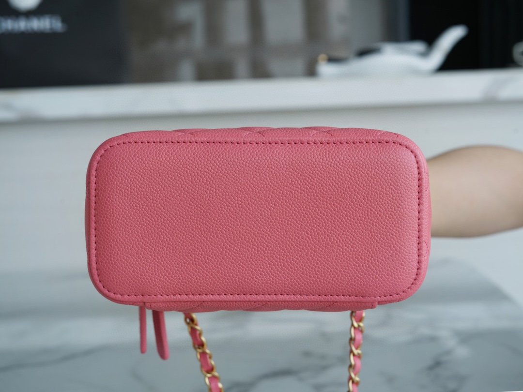 Chanel spring and summer hollow handle long box coral pink classic diamond check