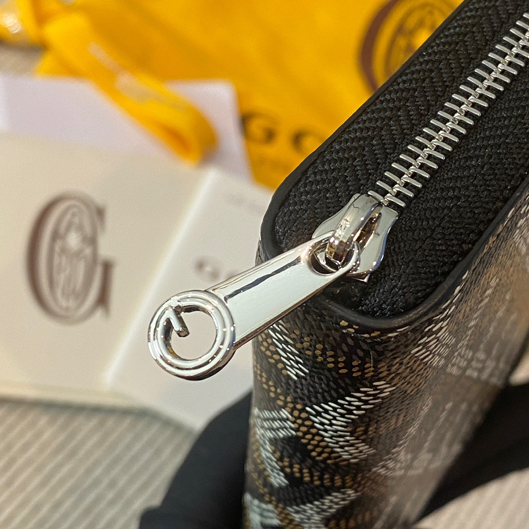 Black Goyard Matignon PM Wallet is a compact shape and closes securely with a zip