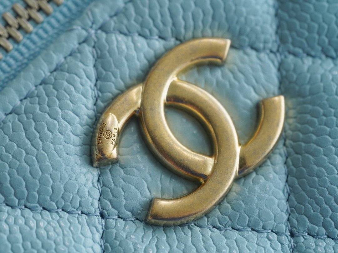 Chanel spring and summer hollow handle long box sky blue classic diamond and leather wear handheld