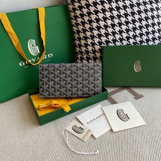grey goyard Richelieu Wallet a long wallet that fastens with a snap fastener