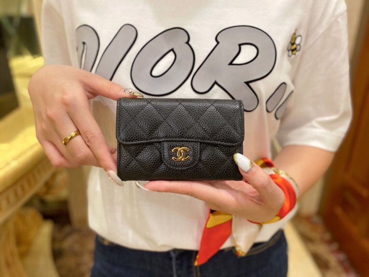 Chanel Clasic Flap classic card case black gold using French imports of Hass origin calfskin