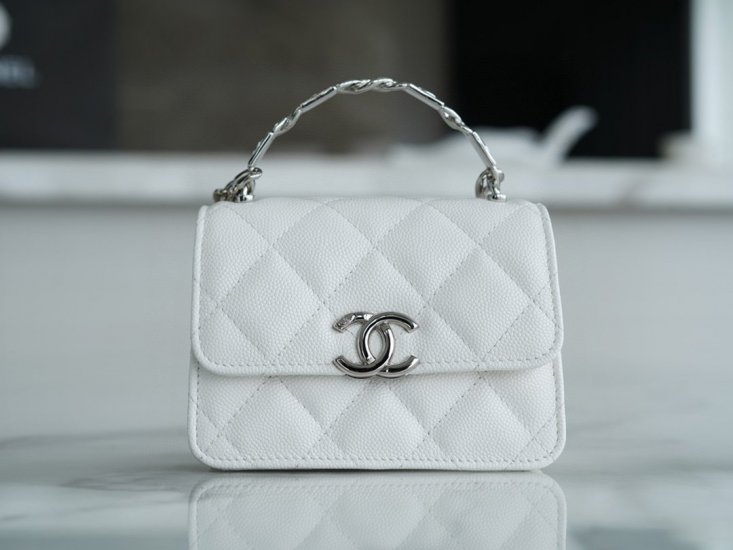 Chanel 22s enamel handle chain bag white silver buckle Using Italian origin Haas caviar calfskin