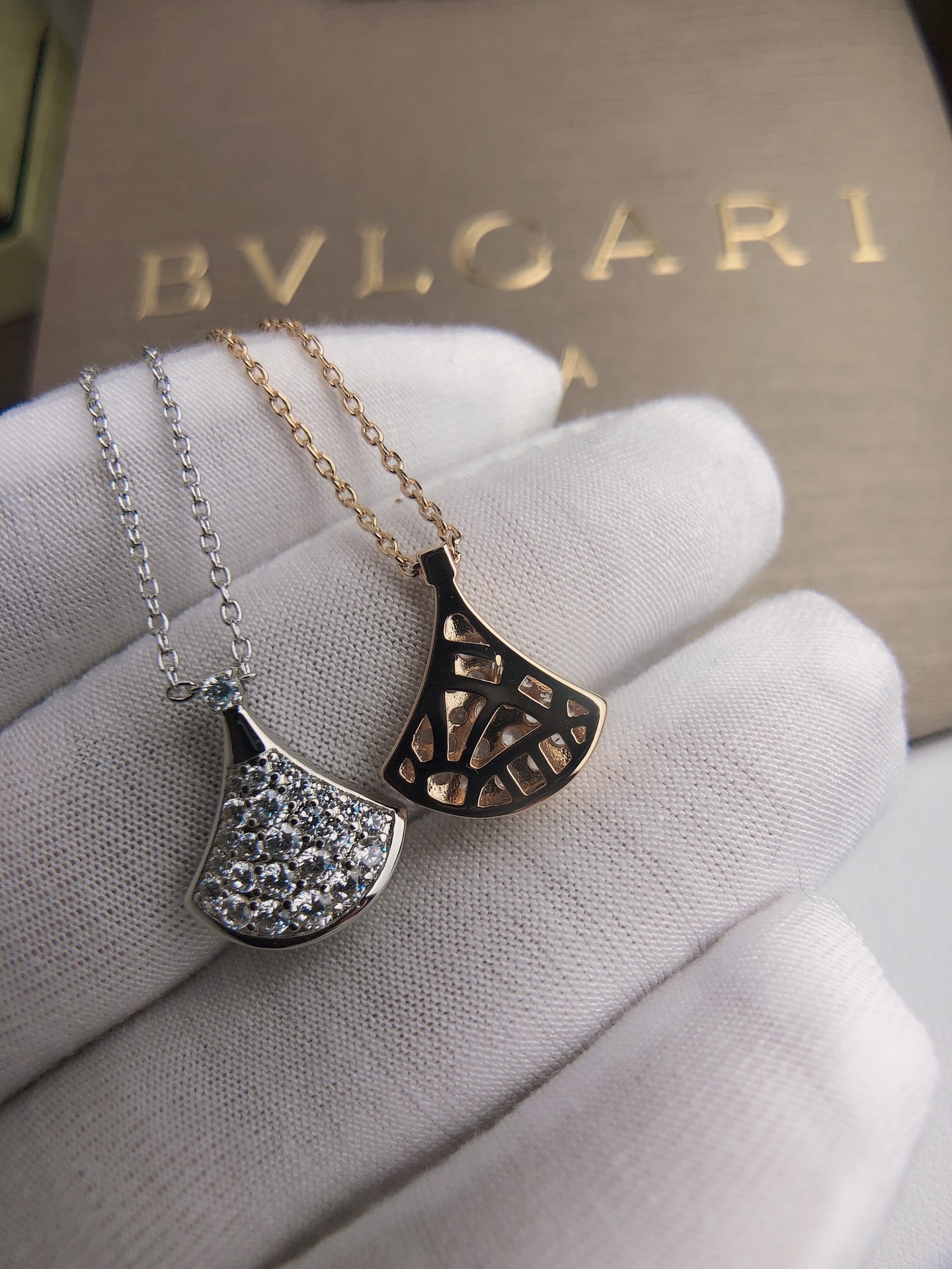 Fan Necklace with Full Diamonds