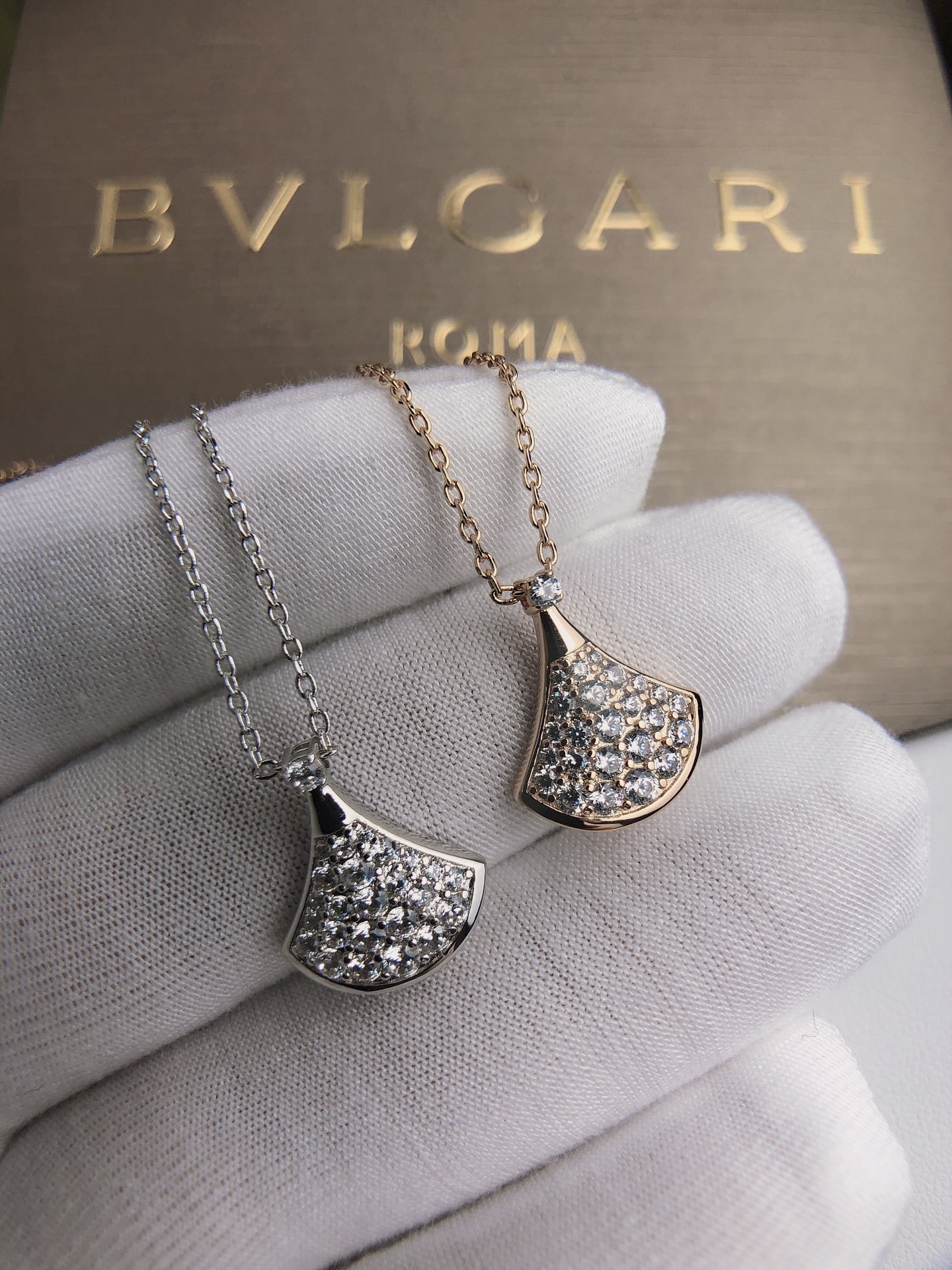 Fan Necklace with Full Diamonds