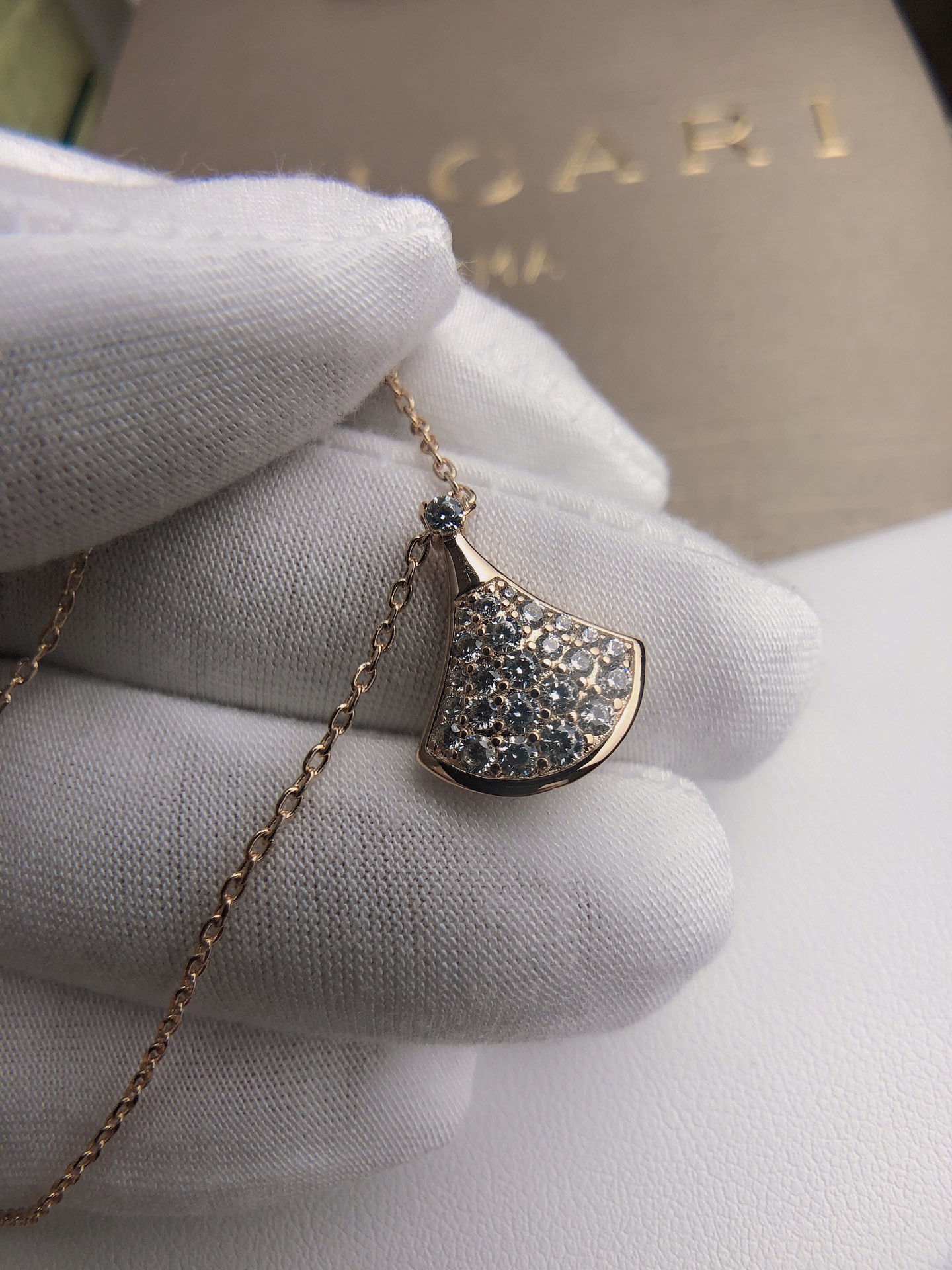 Fan Necklace with Full Diamonds