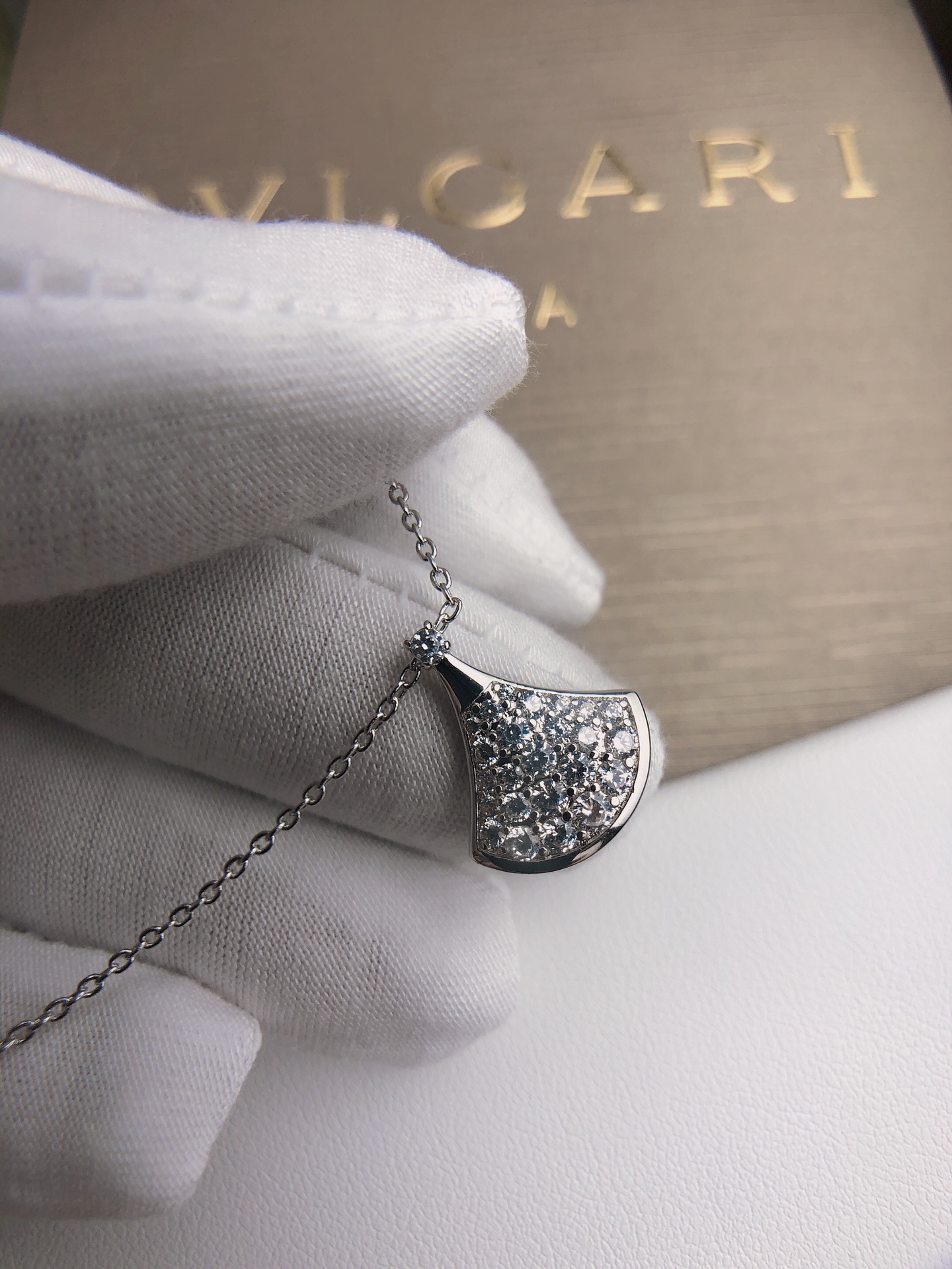 Fan Necklace with Full Diamonds