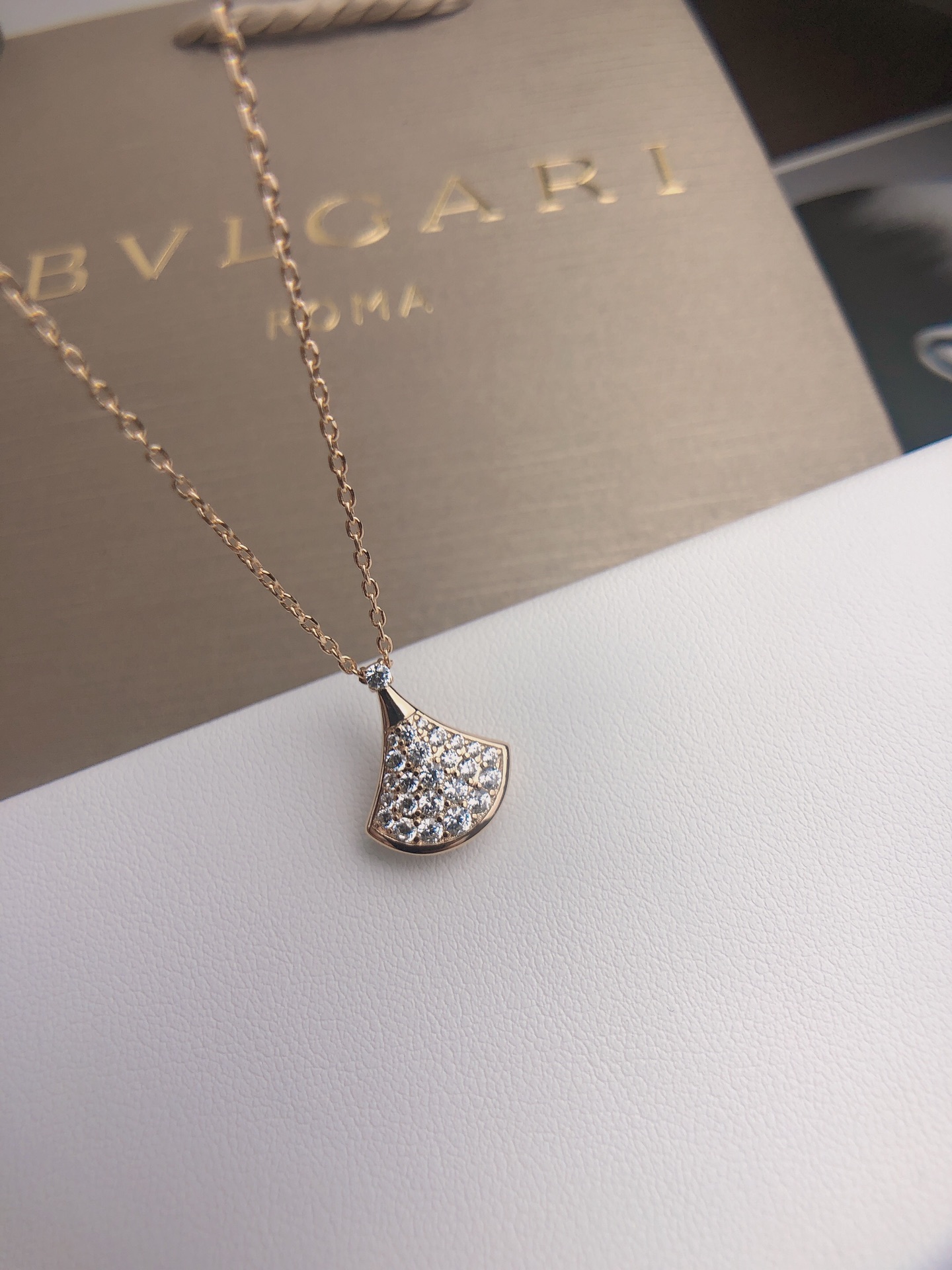 Fan Necklace with Full Diamonds