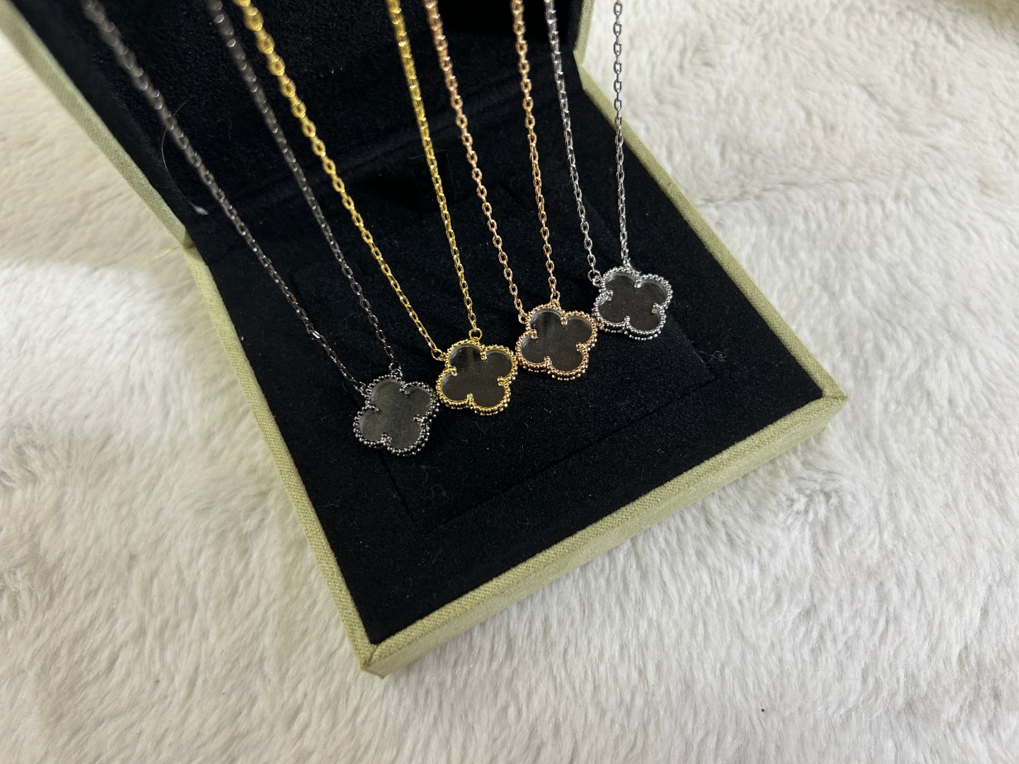 Alhambra Transparent Natural Stone 1 Motif Necklace