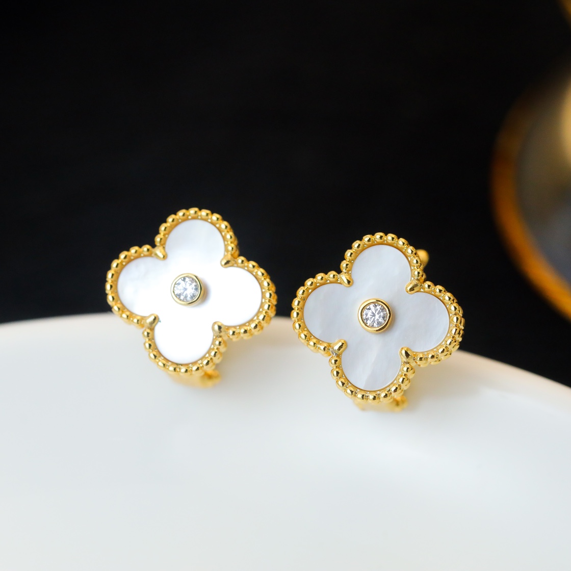 Alhambra Earrings with a Diamond