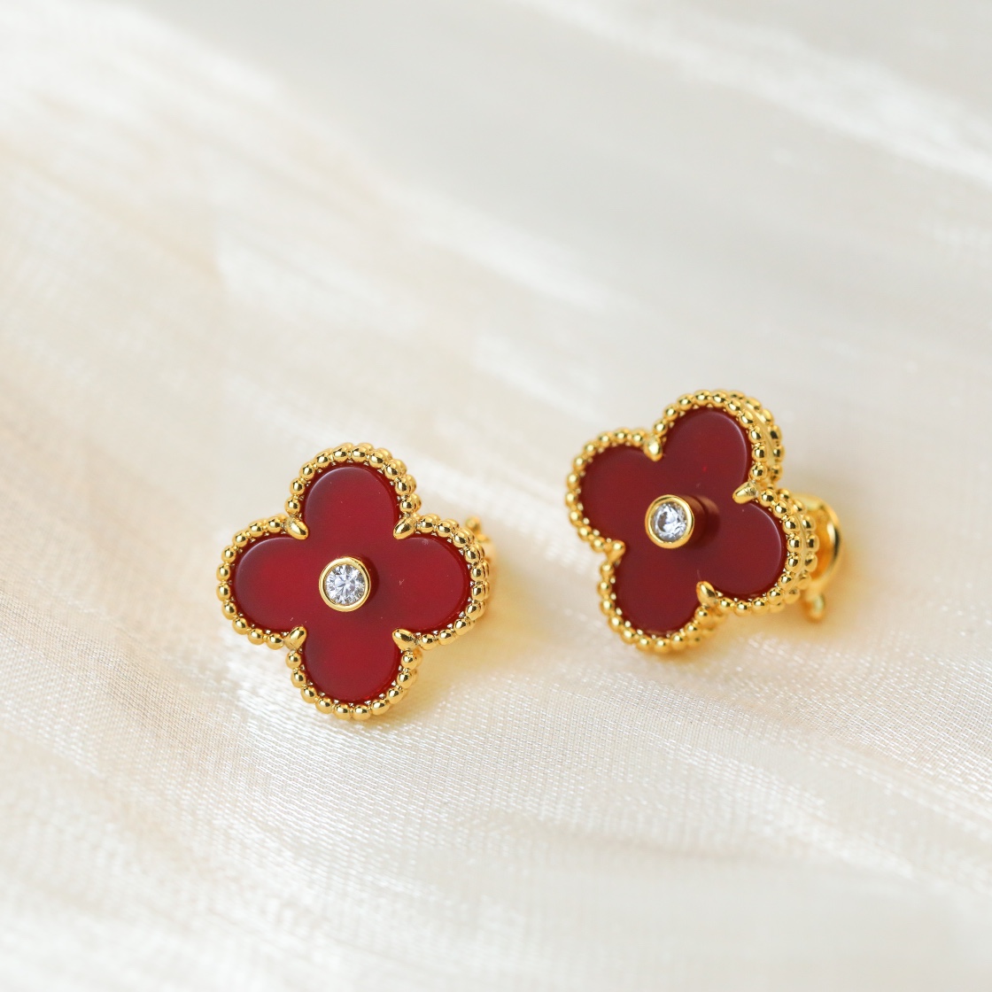 Alhambra Earrings with a Diamond