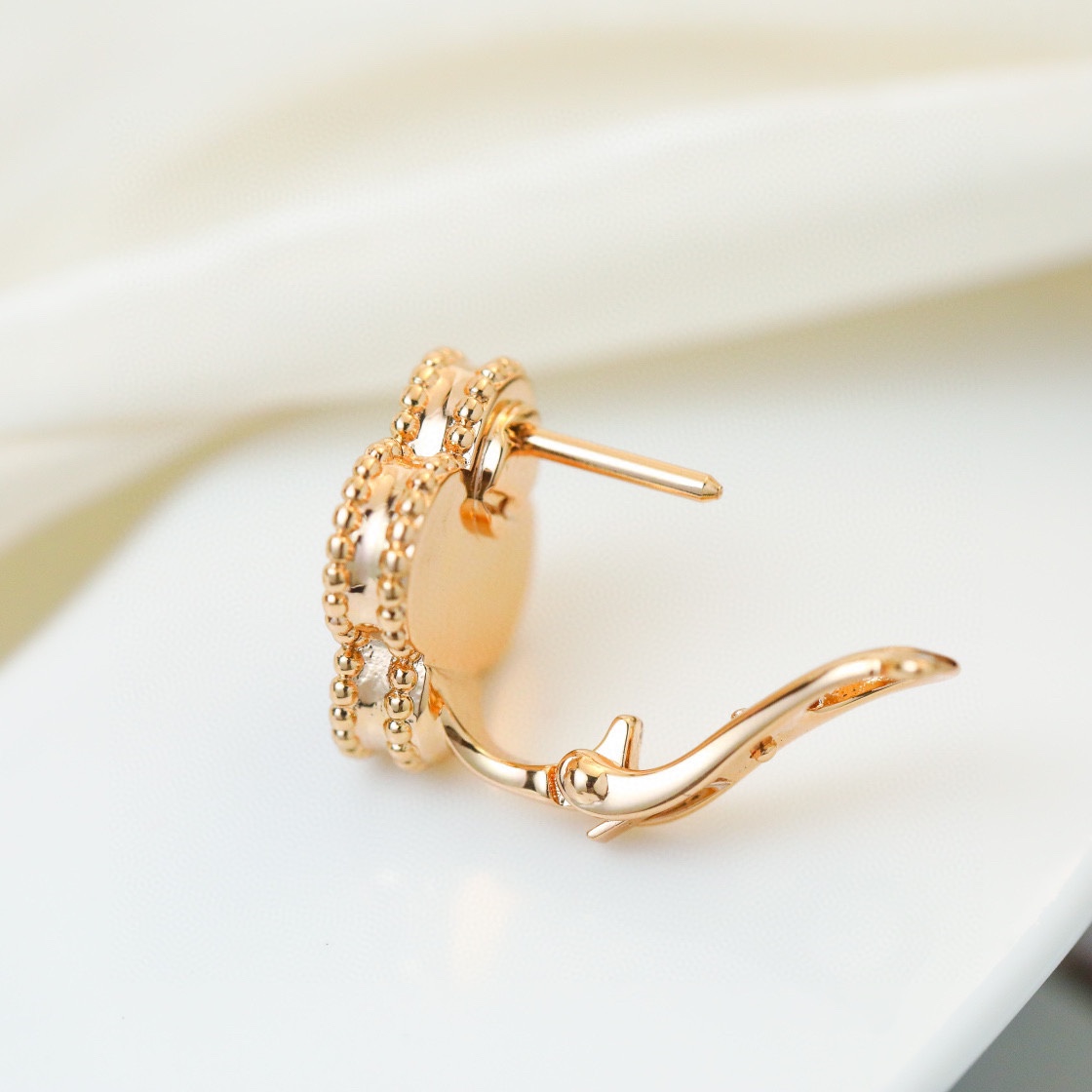 Alhambra Earrings with a Diamond